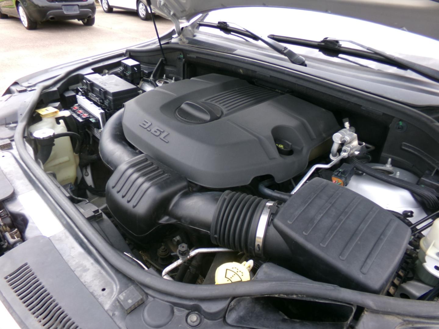 2011 Gray /Gray Jeep Grand Cherokee Laredo 2WD (1J4RS4GG4BC) with an 3.6L V6 DOHC 24V engine, 5-Speed Automatic transmission, located at 401 First NE, Bearden, AR, 71720, (870) 687-3414, 33.726528, -92.611519 - Photo#5